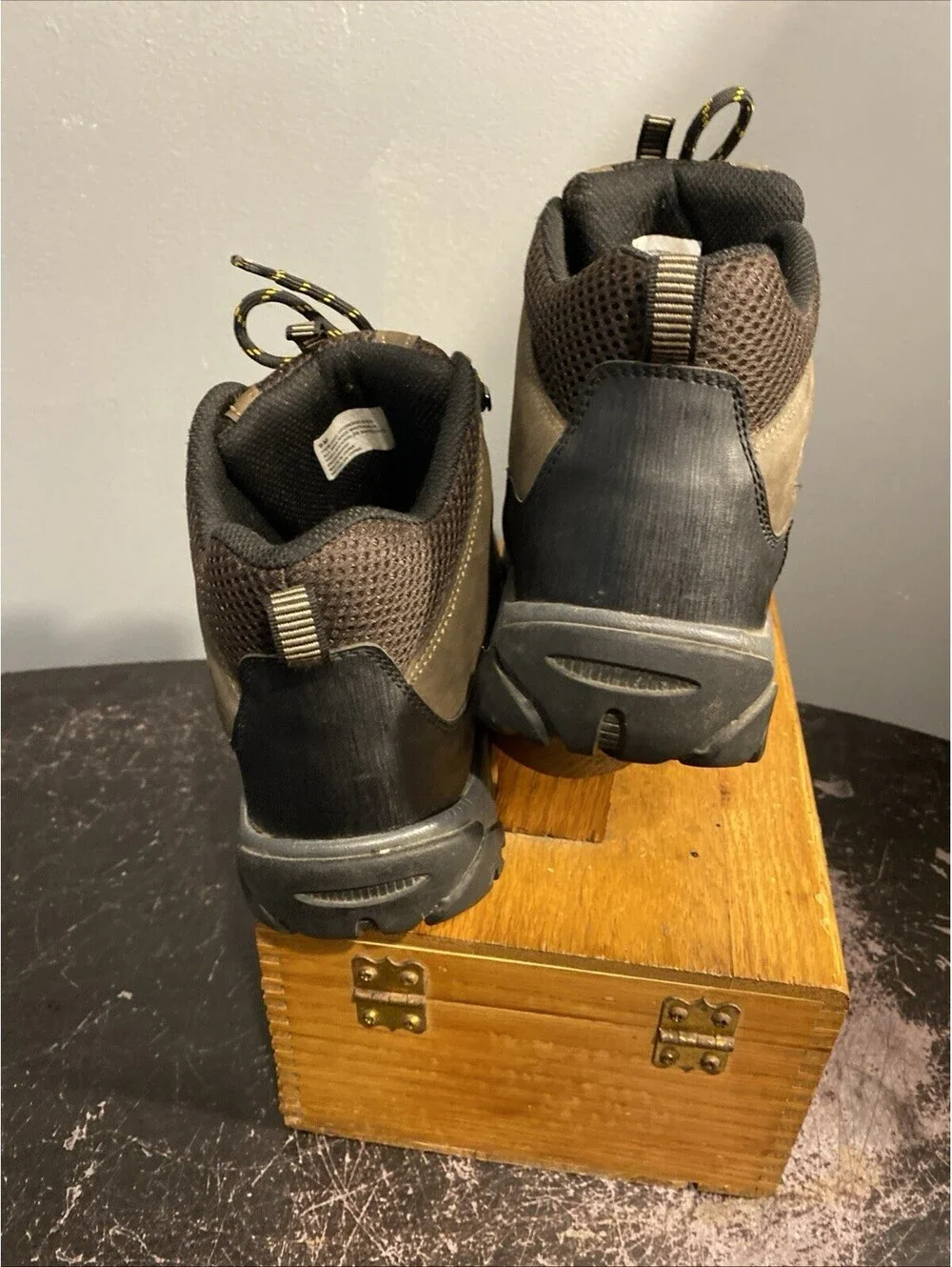 Khombu Hiking Boots very light weight Men size 9
